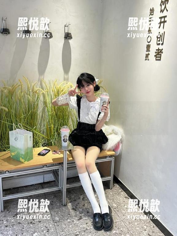丽柜-文静 丽柜 - 香浴名莲—文静的私人摄影盛宴,揭秘她独特的美图风格与拍摄心路历程!