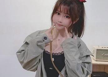 依依超级懒冬季女友的原图图集，记录温暖与懒散交织的每一刻