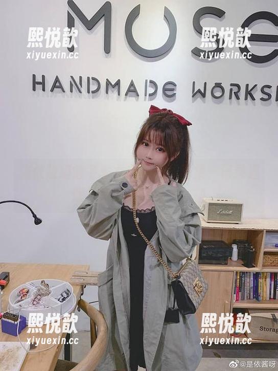 依依超级懒冬季女友的原图图集，记录温暖与懒散交织的每一刻