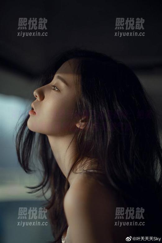 克拉女神 - 嘉萌连衣裙作品集揭晓：绝美原图展示她的自信与柔美气质