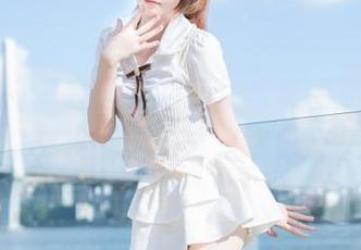 克拉女神 – 在王睿的短裙写真图册里，真实与滤镜交织，这到底是摄影还是魔法？