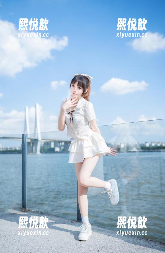 克拉女神-王睿 克拉女神 - 在王睿的短裙写真图册里,真实与滤镜交织,这到底是摄影还是魔法?