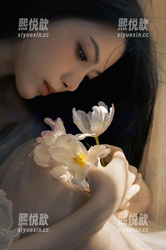 克拉女神-芝月 克拉女神 - 芝月白衬衫写真图包曝光:每一张都让人心动不已,快来下载!