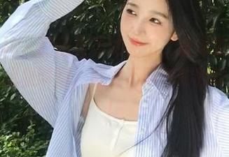 初夏女神 – 跟随柒柒的私拍，连体衣原图记录她的优雅瞬间，感受不同色彩的时尚碰撞！
