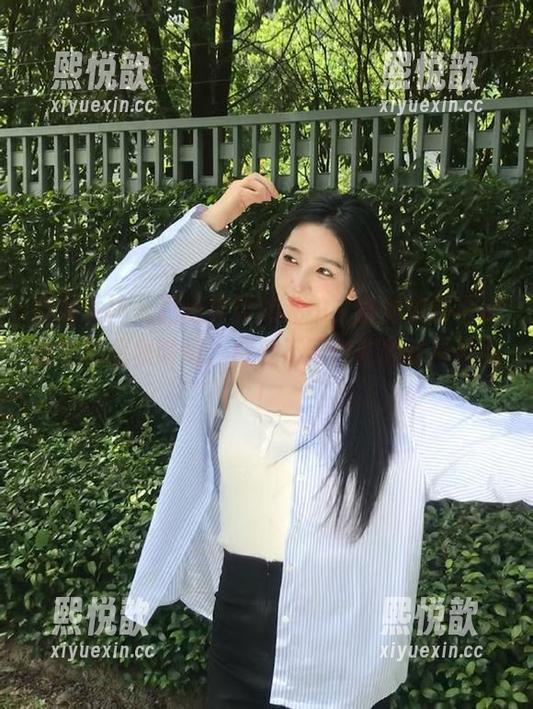 初夏女神 - 跟随柒柒的私拍，连体衣原图记录她的优雅瞬间，感受不同色彩的时尚碰撞！