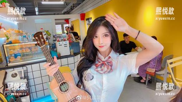 一起在线探索“只是简言”学妹的写真作品，发现美的真谛