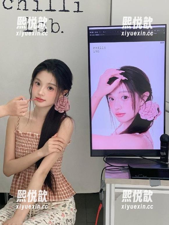 嗲囡囡 - 潘琳琳ber白色主题作品分享，探索青春与纯洁的完美表达