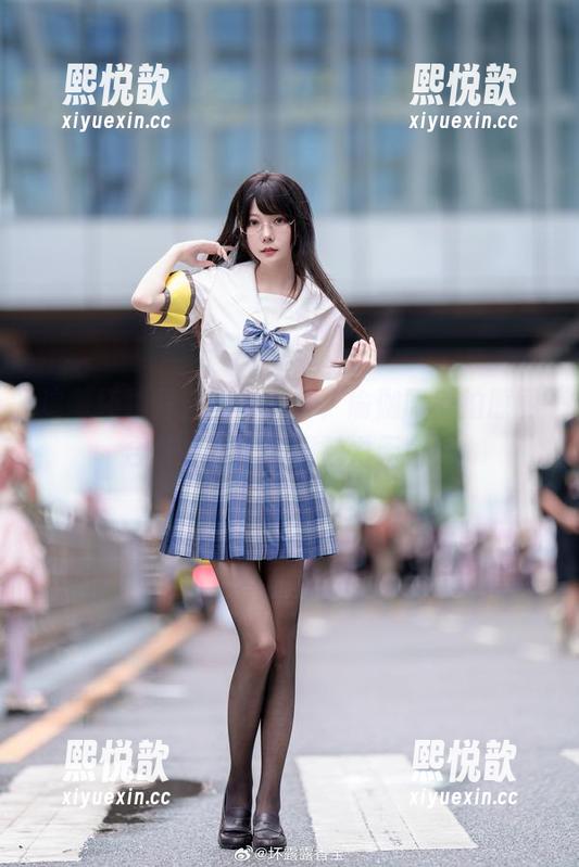 追随坏露露香宝的脚步，瑜伽服自拍原图合集，小露乱撞魅力无穷！