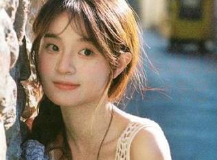 头条女神 – 制服之美：查莉娅倾情打造的写真作品集让你心动不已