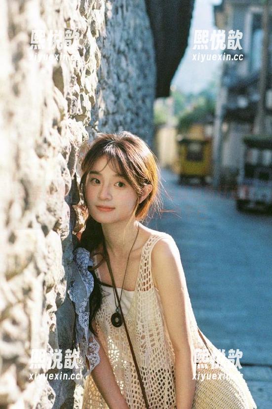 头条女神 - 制服之美：查莉娅倾情打造的写真作品集让你心动不已
