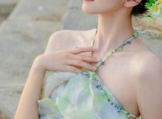 头条女神 – 清纯典雅的梁芮溪，私拍作品揭示她的青春秘密