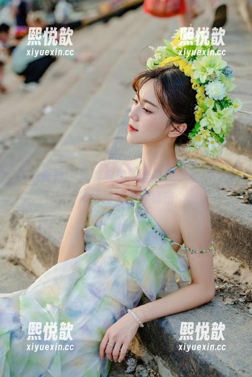 头条女神 - 清纯典雅的梁芮溪，私拍作品揭示她的青春秘密