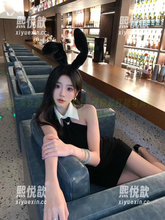 头条女神 - 潇洒自如：莫晓希红裙写真作品原图尽显魅力