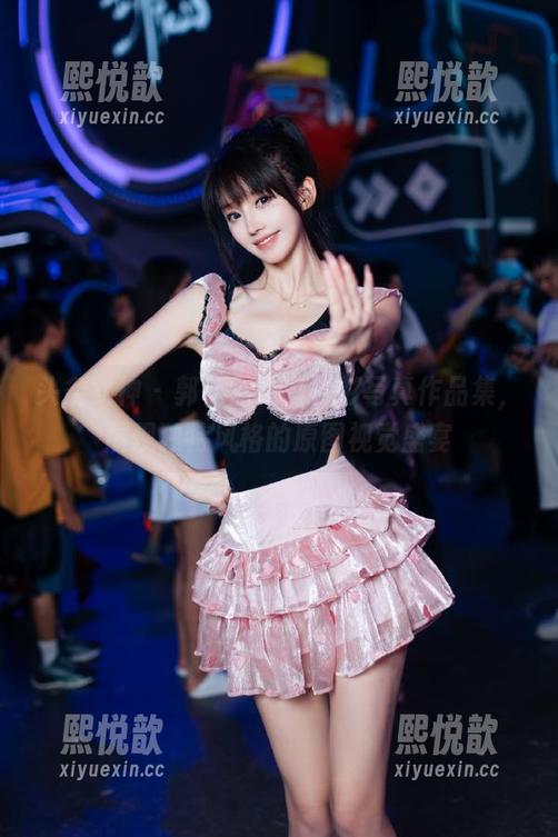 头条女神-郭忆然 头条女神 - 郭忆然:白衬衫写真作品集,展现独特风格的原图视觉盛宴