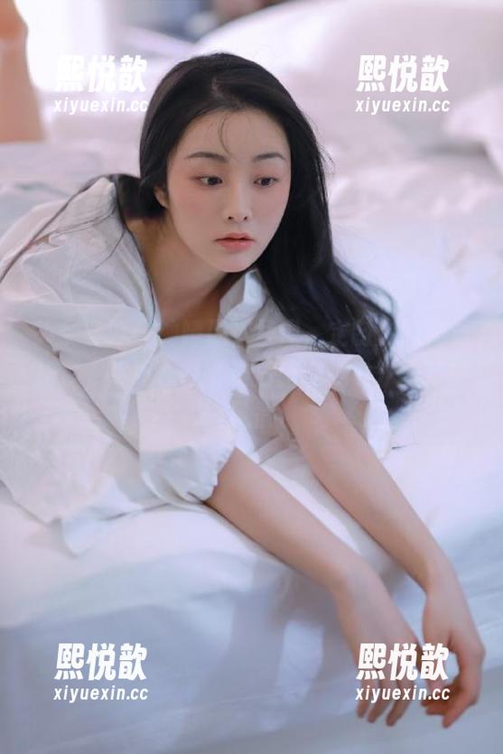 头条女神 - 钟晴倾情呈现，定制你的视觉盛宴，尽览作品《夏日晴空VIP》的万种风情