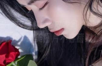 在线感受奈汐酱Nice皮衣写真带来的时尚冲击，绝美图片不容错过！