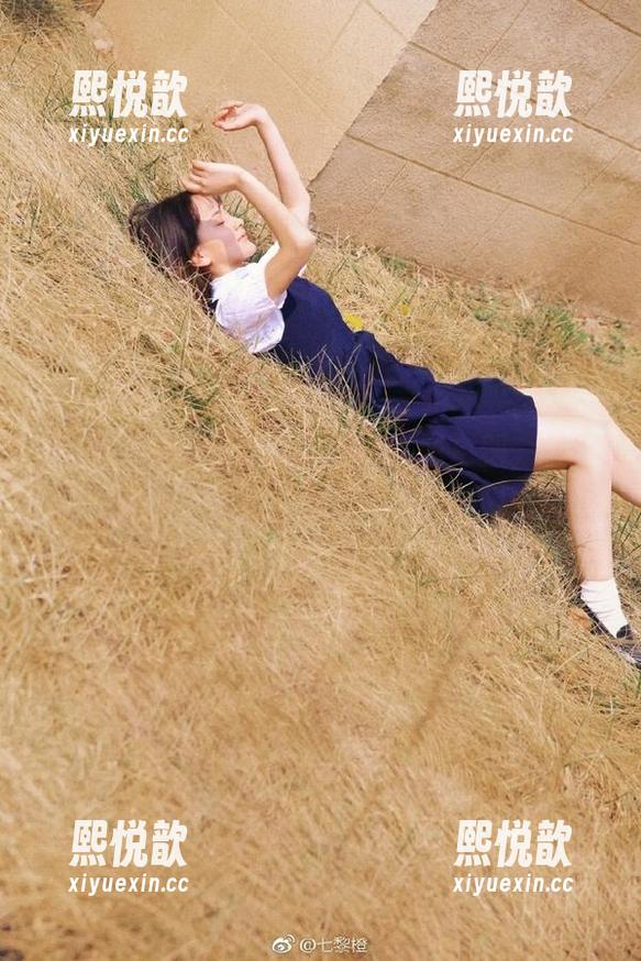 妖精社 - 欣赏李佳儿镂空套图更新，感受她在摄影艺术中的无限创意与灵感！