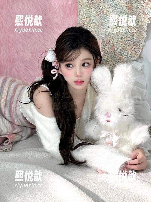 学妹加速跑 - 小七的时尚选择：波点裙原图照片中的多重风格与无限可能