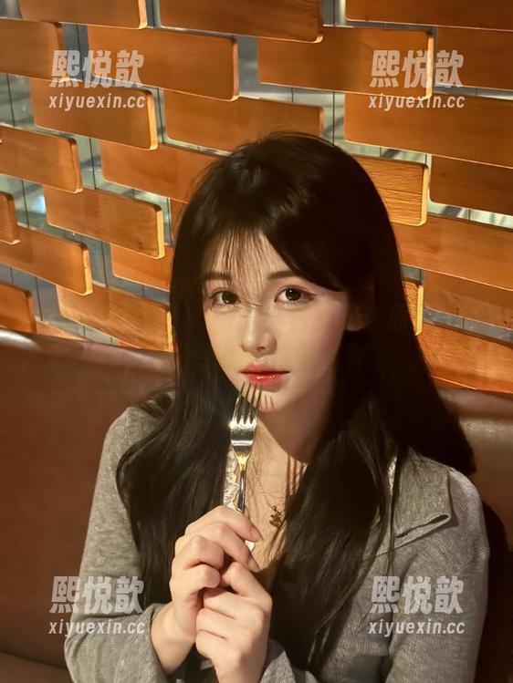探索宋哈娜(송하나)的纯白世界：原图与图片分享她的视觉盛宴