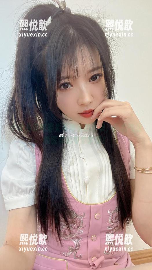 小女巫露娜温柔写真私拍合集，轻柔气息唤醒你的每个梦境！