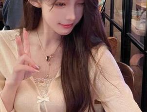 泳池旁的女神，小小奶瓶儿的写真，原图展现出无限的诱惑与优雅！