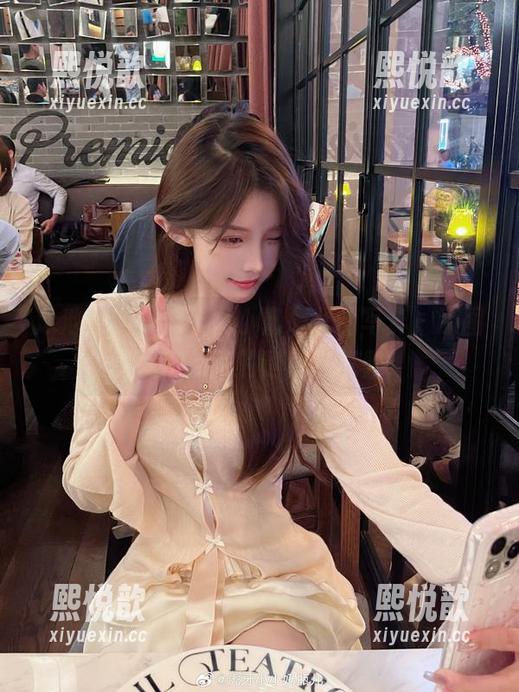 泳池旁的女神，小小奶瓶儿的写真，原图展现出无限的诱惑与优雅！