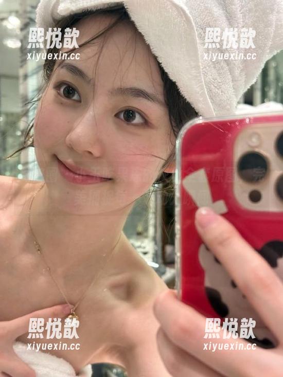 微密圈 - 小玉吃果冻的灰丝全套原图，完美捕捉每一个动人瞬间