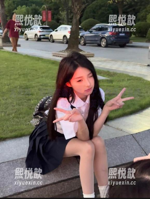尤果网-李思宁 尤果网 - 惊艳来袭!李思宁灰丝图包免费分享,收藏你的美好!