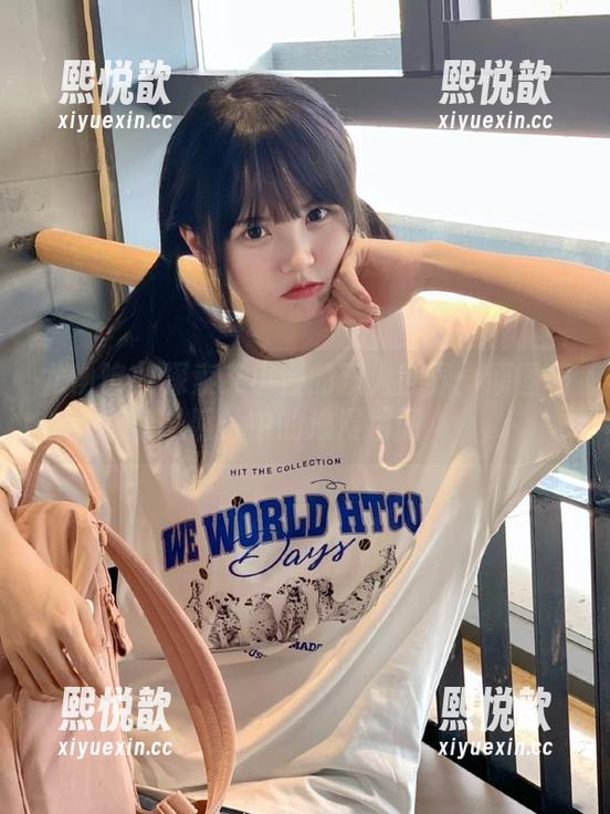 尤物馆 - 探索艾小青的双人世界：原图和照片中的浪漫瞬间