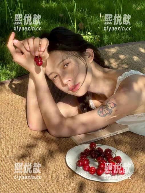 尤蜜荟 - 想要获取土肥圆矮挫穷经典眼镜全套写真？点击下载，让你心动！