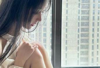 尤蜜荟 – 绝美的姝姝妹妹白衬衫写真，来欣赏这套图的时尚之旅！