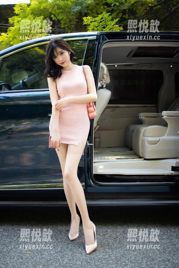 尤蜜荟 - 小海臀Rena的私房女仆写真作品，为你呈现她生活中的真实与梦幻交融。
