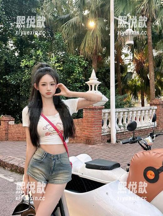 尤蜜荟 - 观看梦心月的最新长腿写真原图，探索她如何将时尚与个性完美结合。