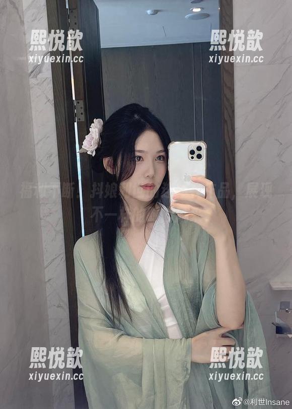 福利不断！抖娘利世的连体衣作品，展现不一样的时尚风采