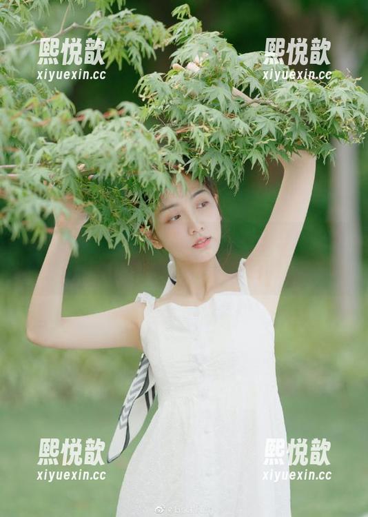 推女神 - 探索校园之美，赵伊彤分享她的最新写真美图，快来看看吧！