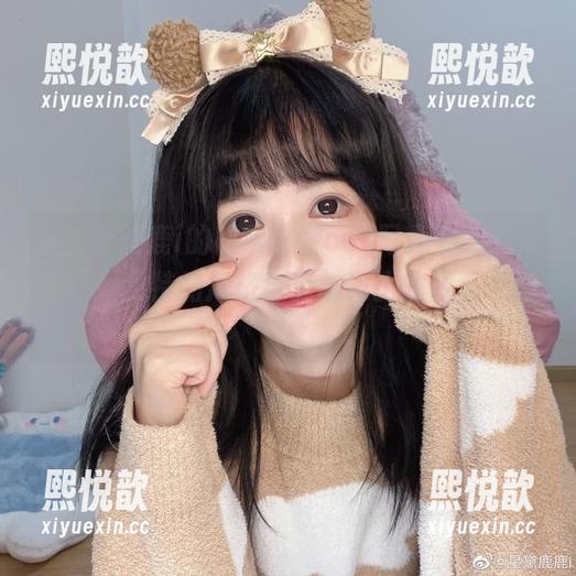 在星黛鹿鹿i的日常女警cos写真中，尽情领略她独特的风格与无与伦比的青春气息！