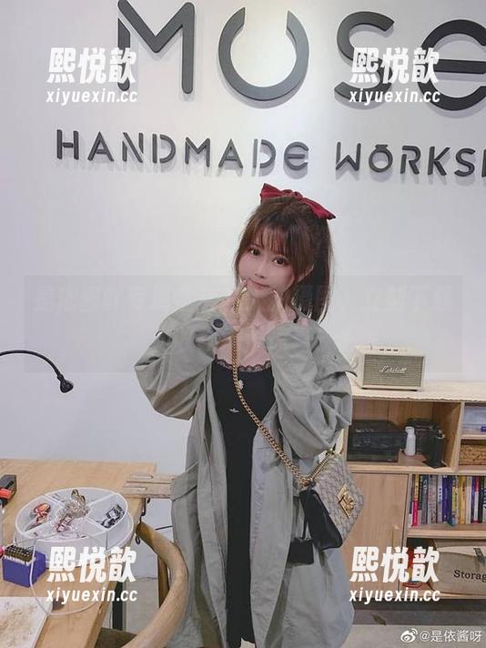 是依酱吖专属全套私人拍摄图，立刻下载，收获满满惊喜！