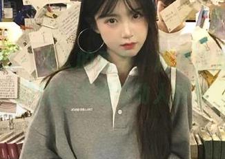 月下摄影 – 迷人的秀秀，展现浅发校服中的优雅美图与动人照片
