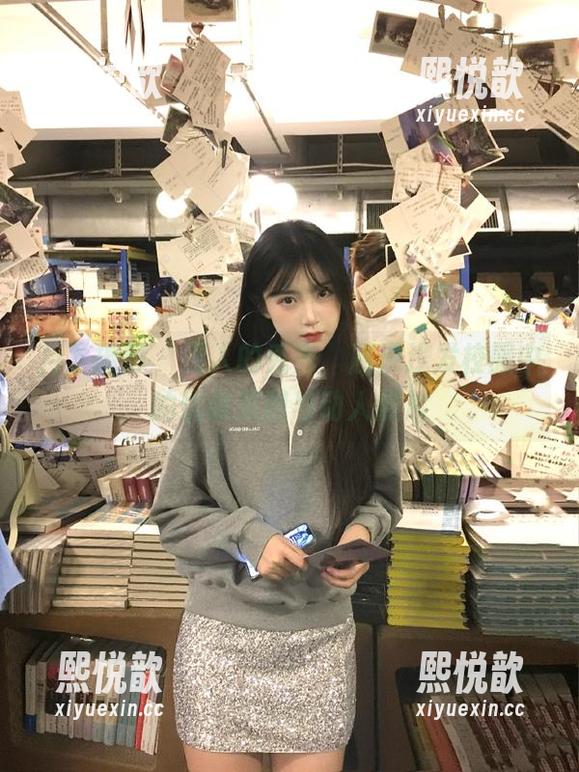 月下摄影-秀秀 月下摄影 - 迷人的秀秀,展现浅发校服中的优雅美图与动人照片