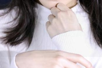 果团网 – little贝壳喵的白衬衫写真原图：在自嘲与美丽之间，我选择了幽默的那一边