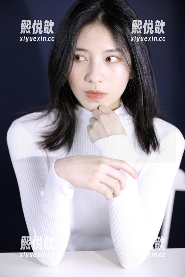 果团网-little贝壳喵 果团网 - little贝壳喵的白衬衫写真原图:在自嘲与美丽之间,我选择了幽默的那一边