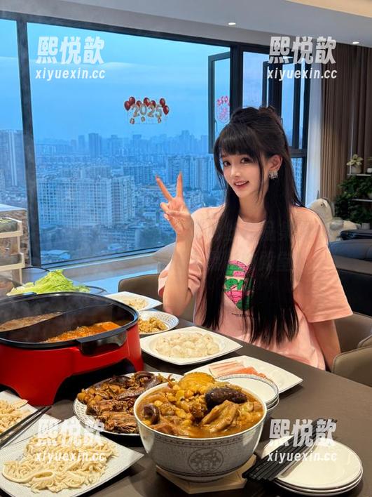 果团网 - 完整版周大萌白丝作品集发布，丰富资源带你进入摄影的殿堂！