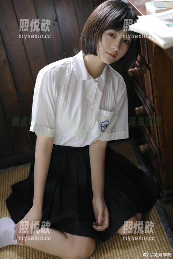 微密圈 - 桃沢樱呀的制服之旅：精美原图图包，助你梦回校园！