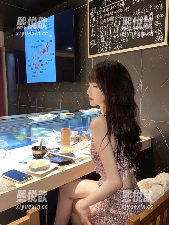 梦丝女神 - 璇璇短裙图集：不仅是美图，还是一部搞笑的时尚大片，保证让你开怀！
