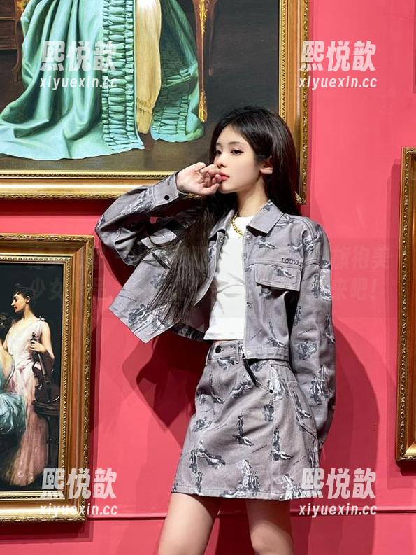 森萝财团 - 一键获取吸吸沙发上的旗袍美少女作品，免费让你心动不已，快来吧！