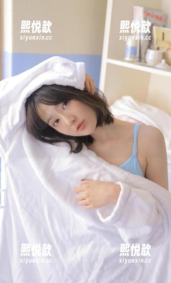 森萝财团全新高清眼镜白丝女仆写真，免费下载体验前所未有的魅力与风情！