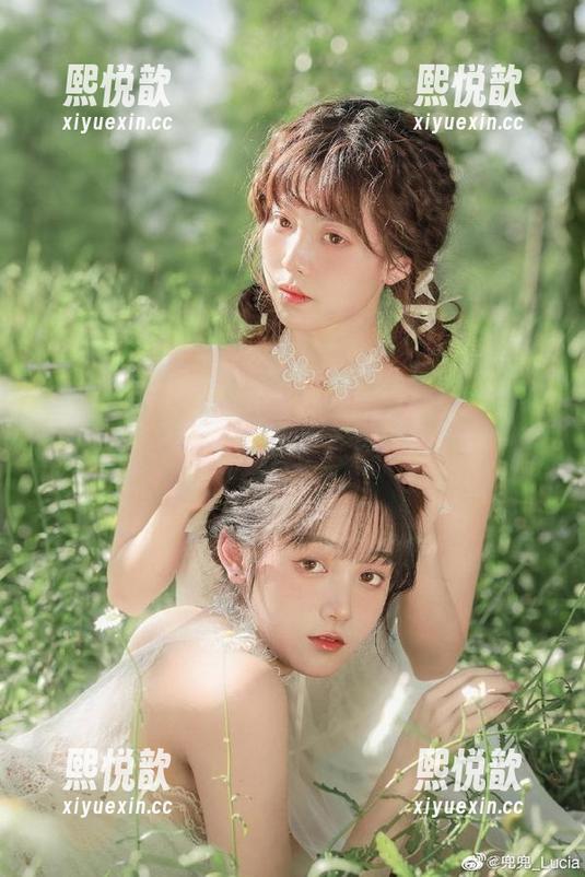 模范学院 - Abby王乔恩黑丝套图震撼登场：来看看这位搞笑博主如何驾驭黑丝的性感与风趣！