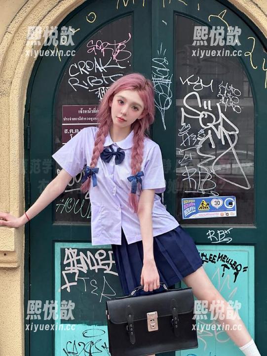 模范学院-蒋小静Jessica 模范学院 - 为何每张蒋小静Jessica的皮衣图片都让人想要GET她的风格?