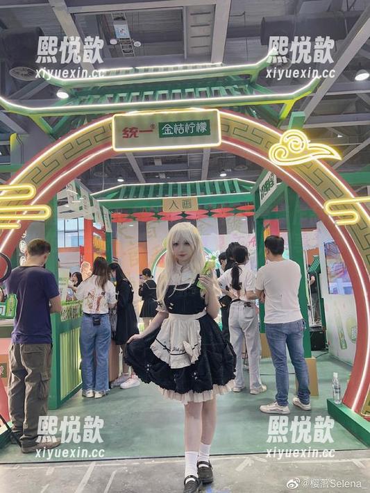 樱落Selena与她的连衣裙：高清作品让人仿佛置身于梦幻的樱花雨中，尽享浪漫时刻！