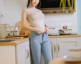 在线欣赏汪知子华丽校服写真,展现个性与魅力